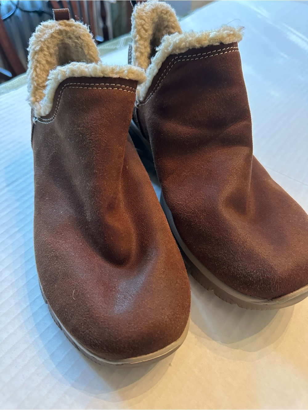 Skechers women’s Bbown Sherpa-Lined Slip-On Boots 7 1/2
